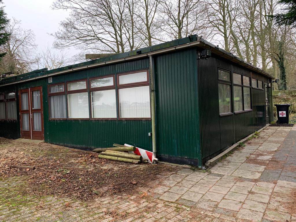 Het oude onderkomen van het Rode Kruis gebouw staat te koop.